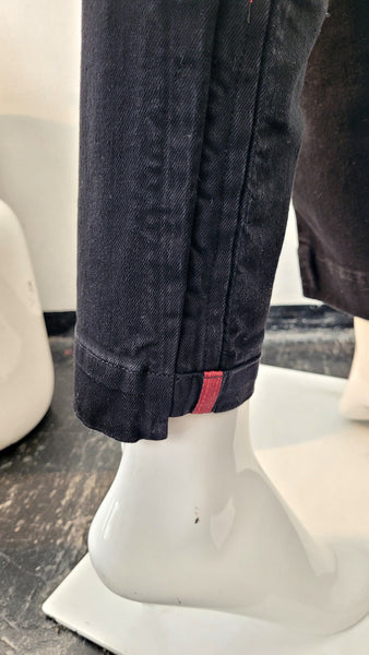 Jeans mit Kette und besonderen Details (schwarz)