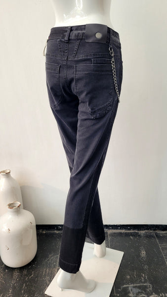 Jeans mit Kette und besonderen Details (schwarz)(-50%)
