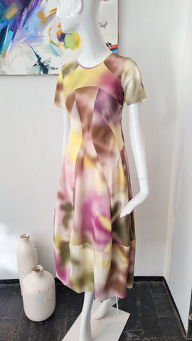 Kleid im High-Techstoff, in modernem Print