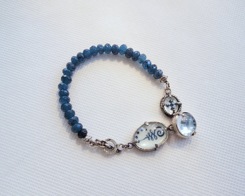 Armband mit blauer Jade & Kristallglas