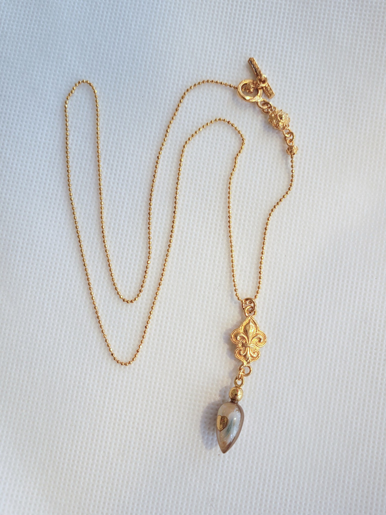 Kette mit Perlmutt-Tropfen