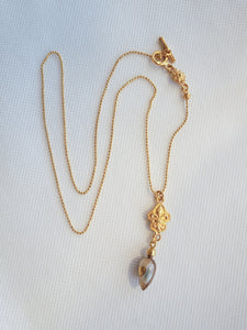 Kette mit Perlmutt-Tropfen