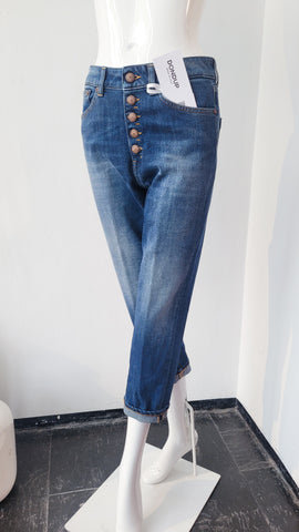 Jeans mit Knöpfen