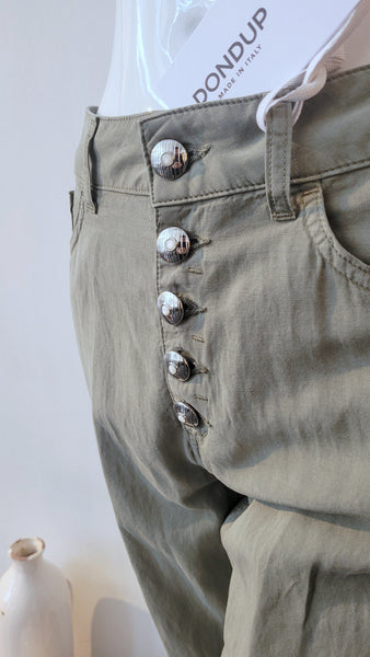 Leichte Hose mit Zierknöpfen (salbeigr.)