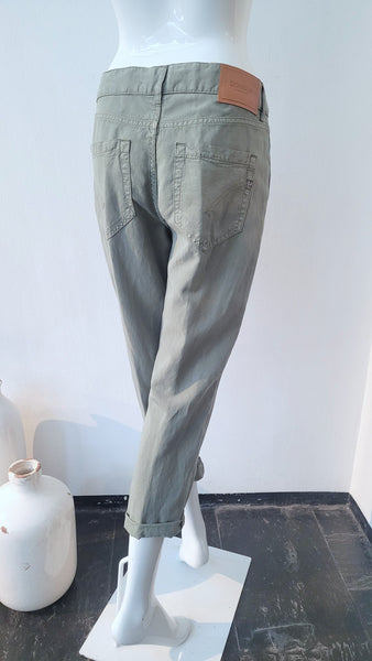 Leichte Hose mit Zierknöpfen (salbeigr.)