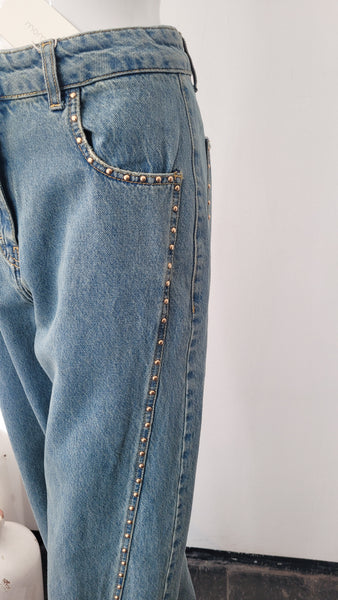 Jeans mit Nieten, Barrelform