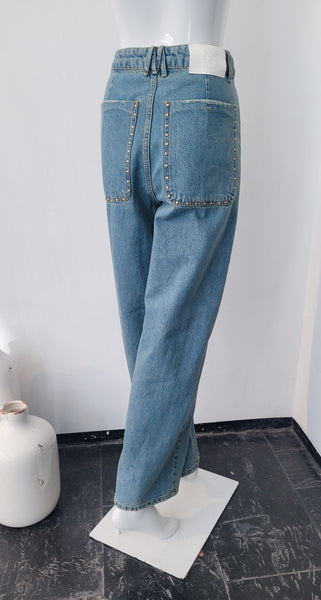 Jeans mit Nieten, Barrelform