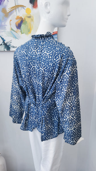 Bluse mit Rüschen, tallierbar