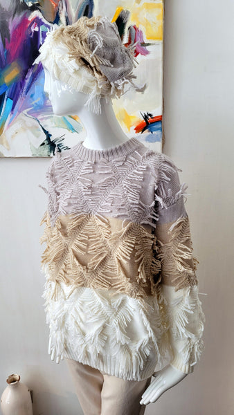 Dreifarbiger Pulli mit Fransentechnik